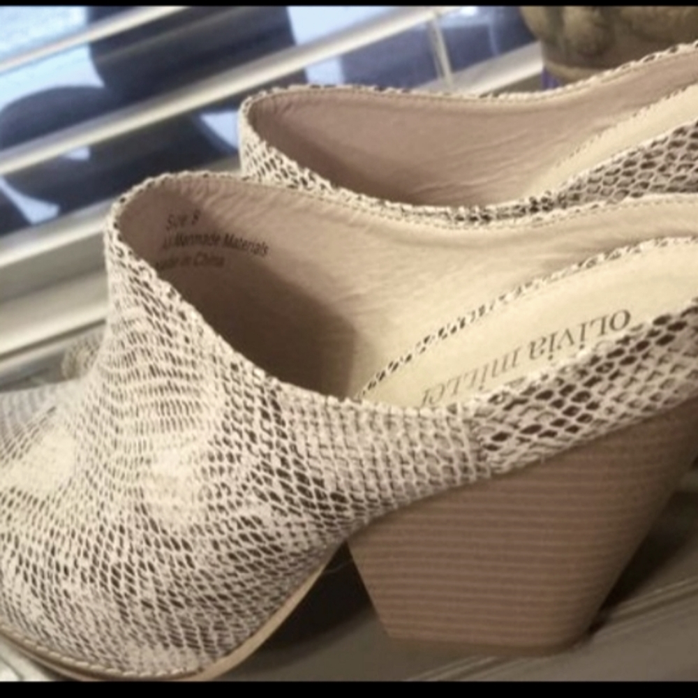 SOLD.  Women's shoe size-9.  SOLD